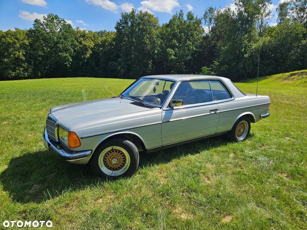 Mercedes-Benz W123 - 1
