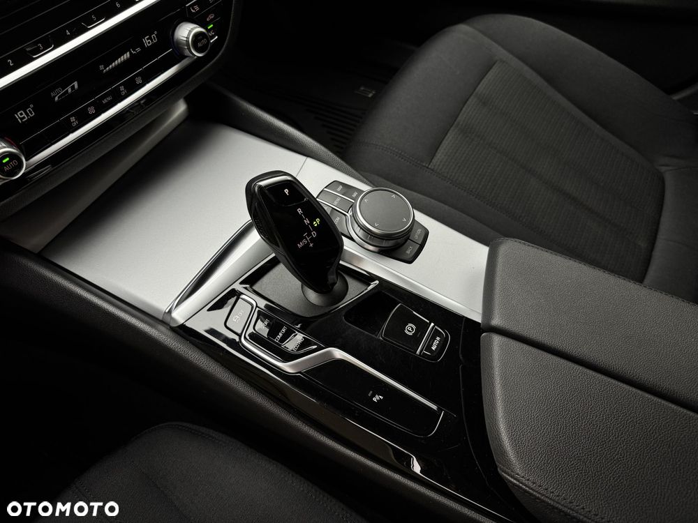 BMW Seria 5 520i mHEV - 29