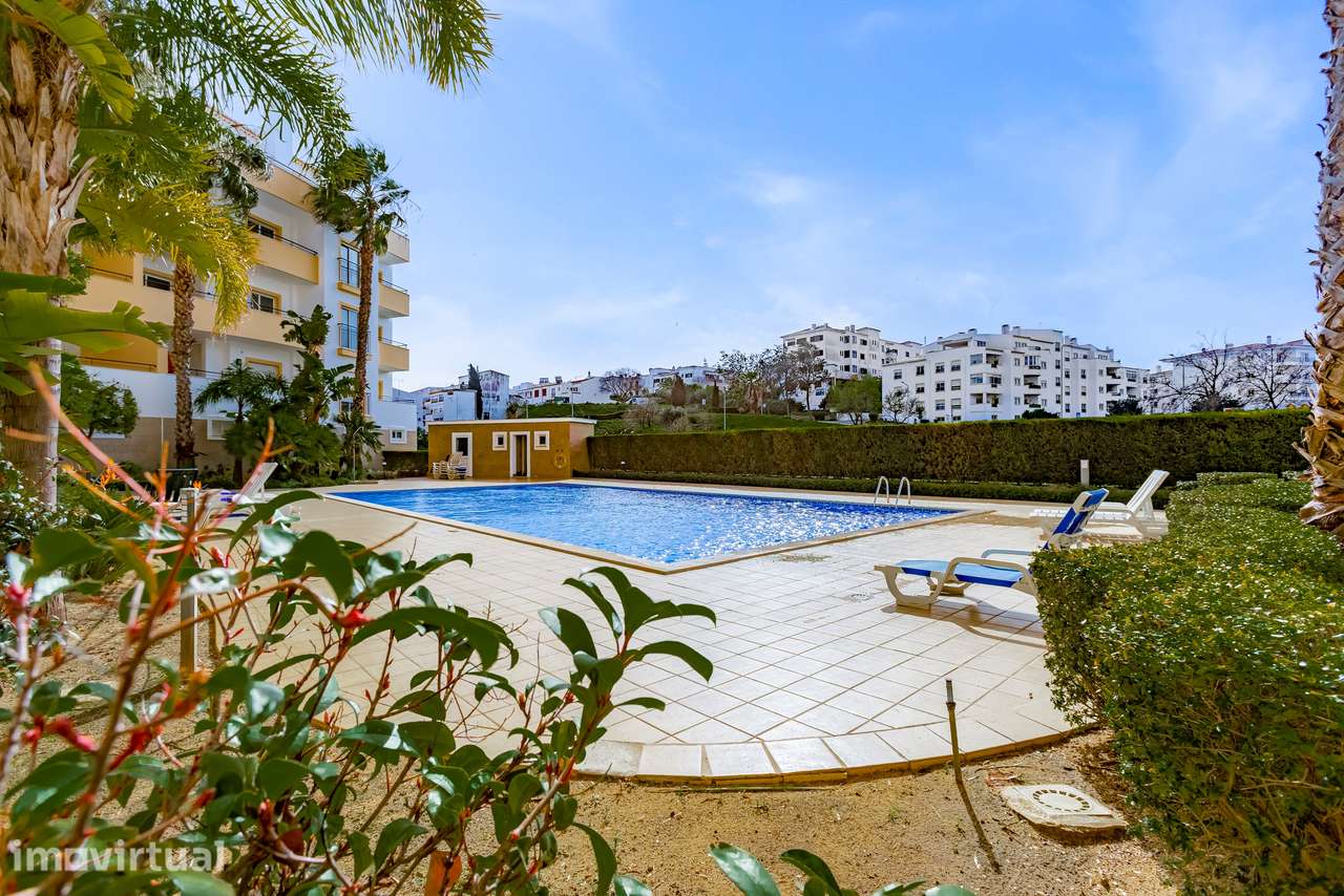 ELEGANTE APARTAMENTO T2 TOTALMENTE REMODELADO, COM PISCINA, GARAGEM E - Grande imagem: 3/47