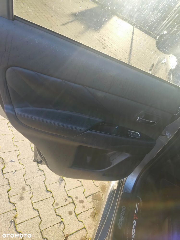 Mitsubishi Outlander Instyle NAVI + - 16