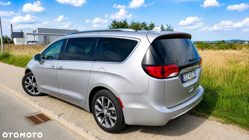 Chrysler Pacifica - 2