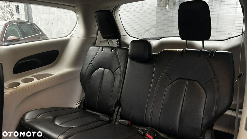 Chrysler Pacifica - 16