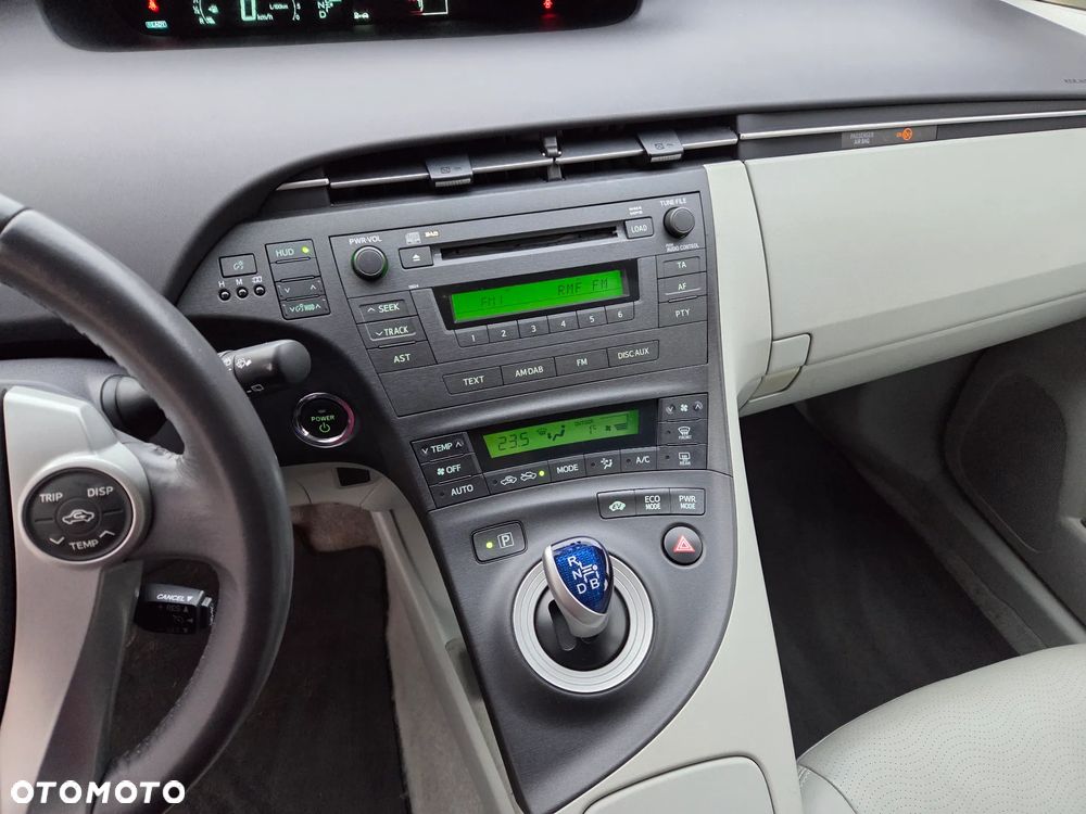 Toyota Prius (Hybrid) Executive - 14