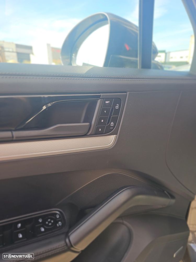 Porsche Cayenne E-Hybrid Tiptronic S Black Edition - 16
