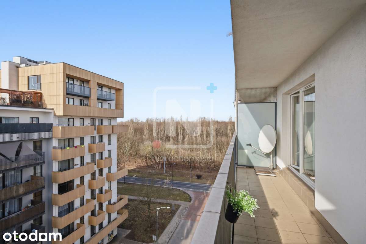 Przestronne i słoneczne, duży balkon i garaż.