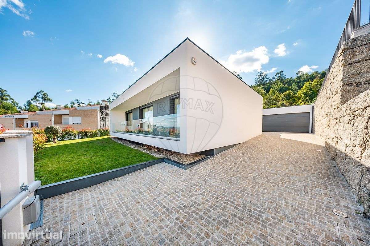 Moradia Térrea com Três Suites em Lanhoso, Póvoa de Lanhoso - Grande imagem: 2/47