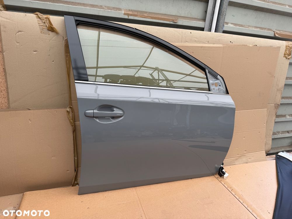 Toyota Auris II lift przednie prawe drzwi kompletne w kolor