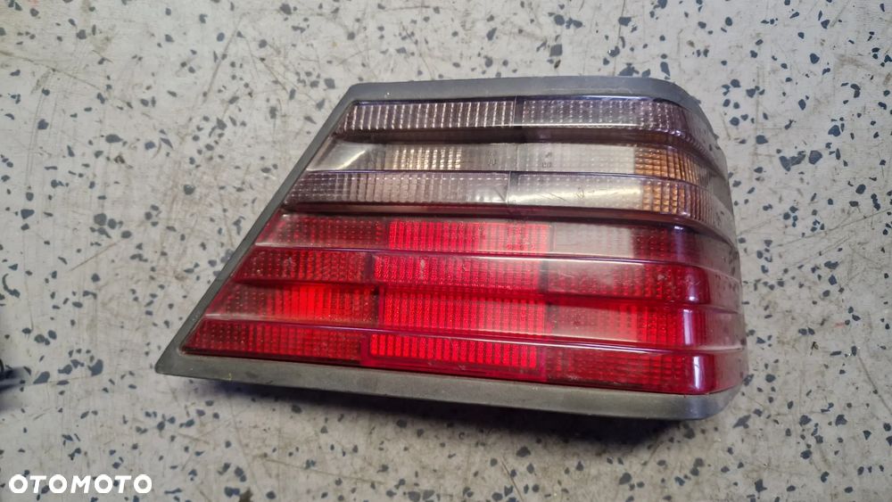 MERCEDES W124 LAMPA TYŁ PRAWA - 1