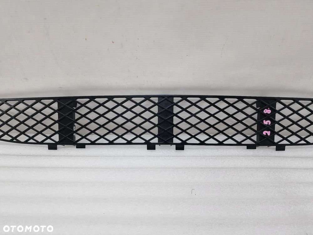 MERCEDES E-KLASSA W210 LIFT 99-01 KRATKA ŚRODKOWA ZDERZAKA PRZEDNIEGO , NR 2108850053 , NR AUKCIJ K258 - 3