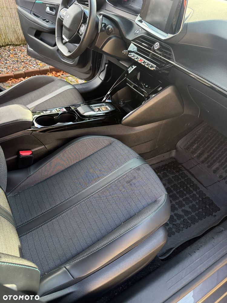 Peugeot 208 - 18