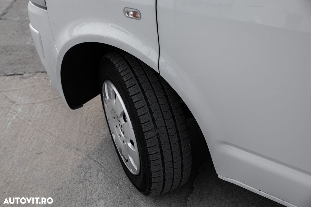 Volkswagen Caravelle - 25