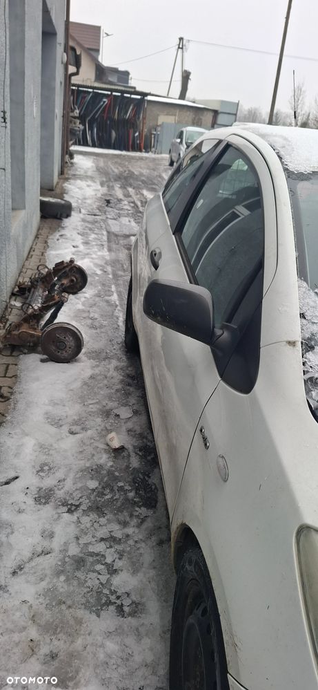 Toyota Yaris II 1,4 ND-TV na części - 14