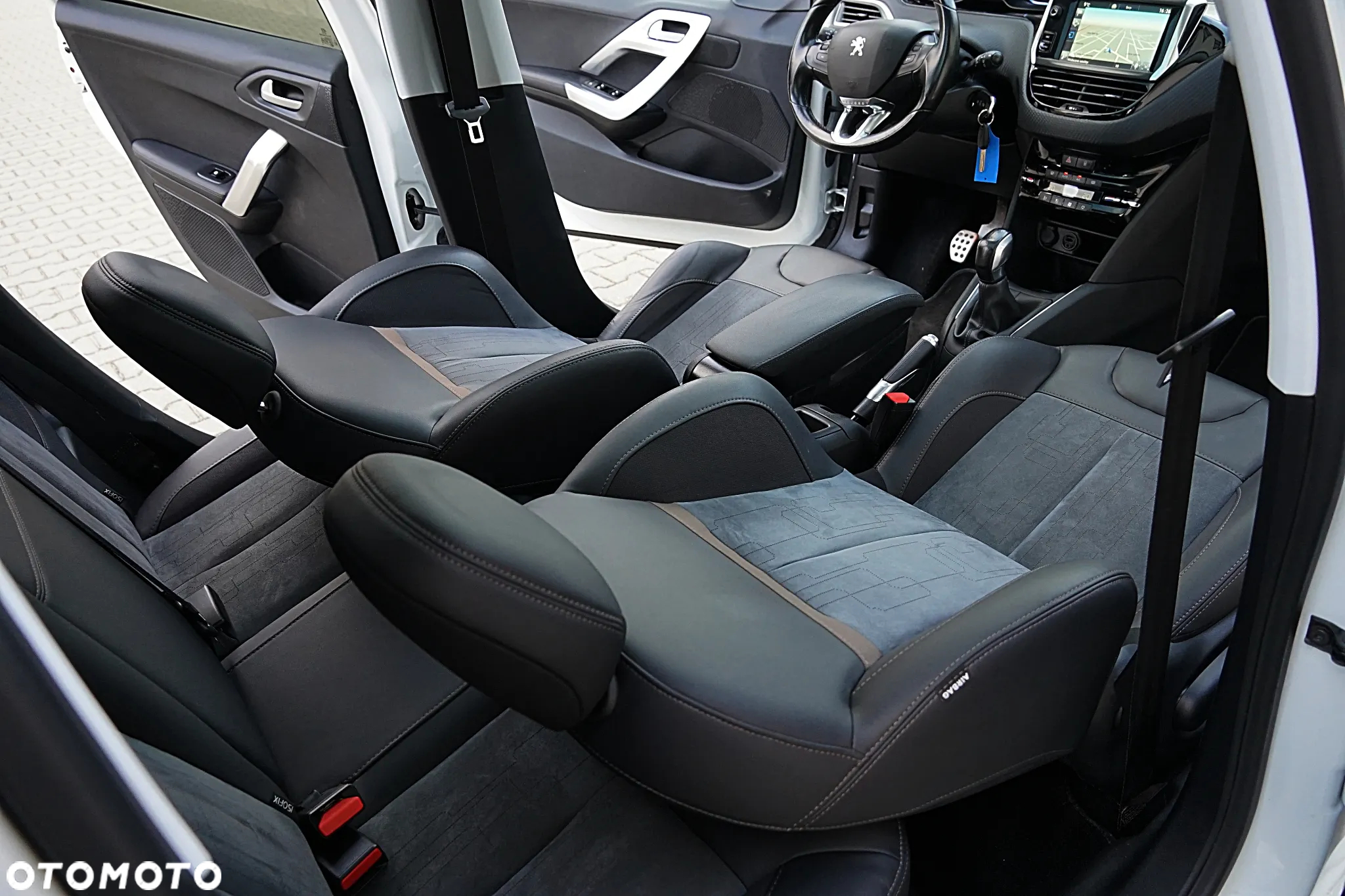 Peugeot 208 - 35