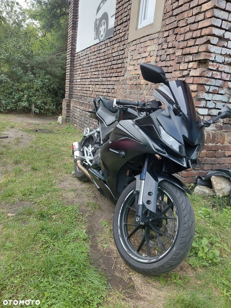 Yamaha YZF - 1