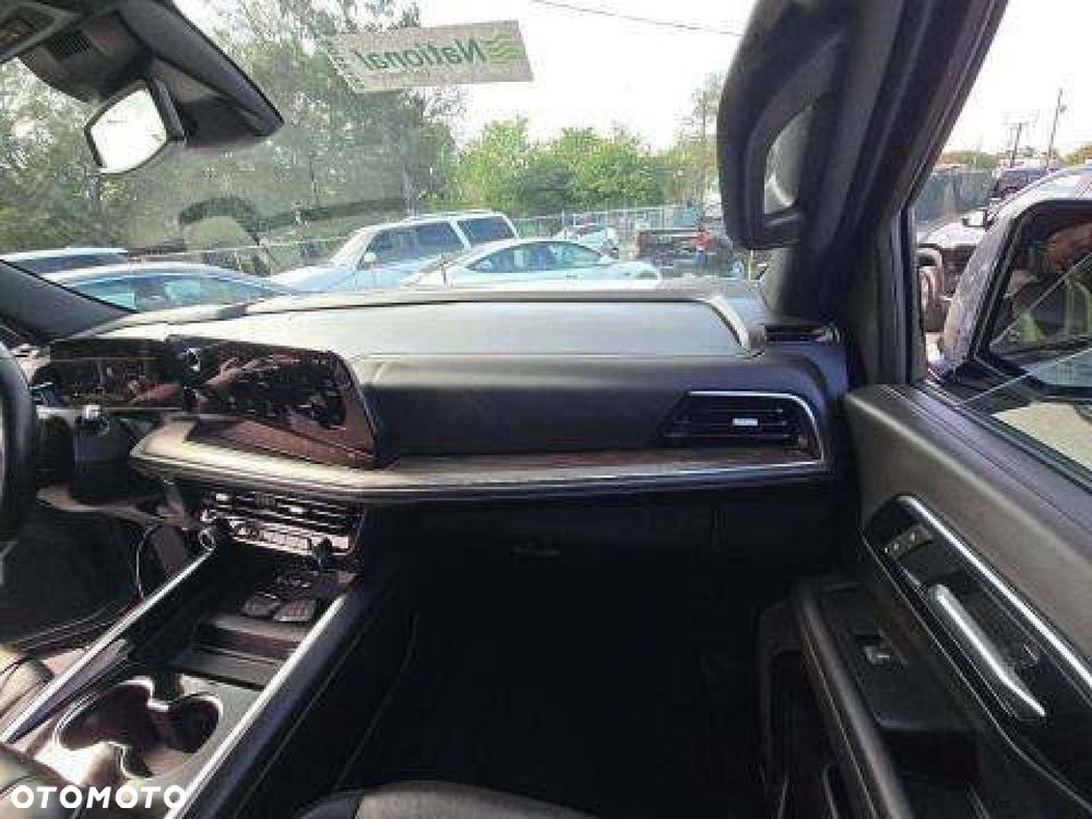 Chevrolet Suburban - 9