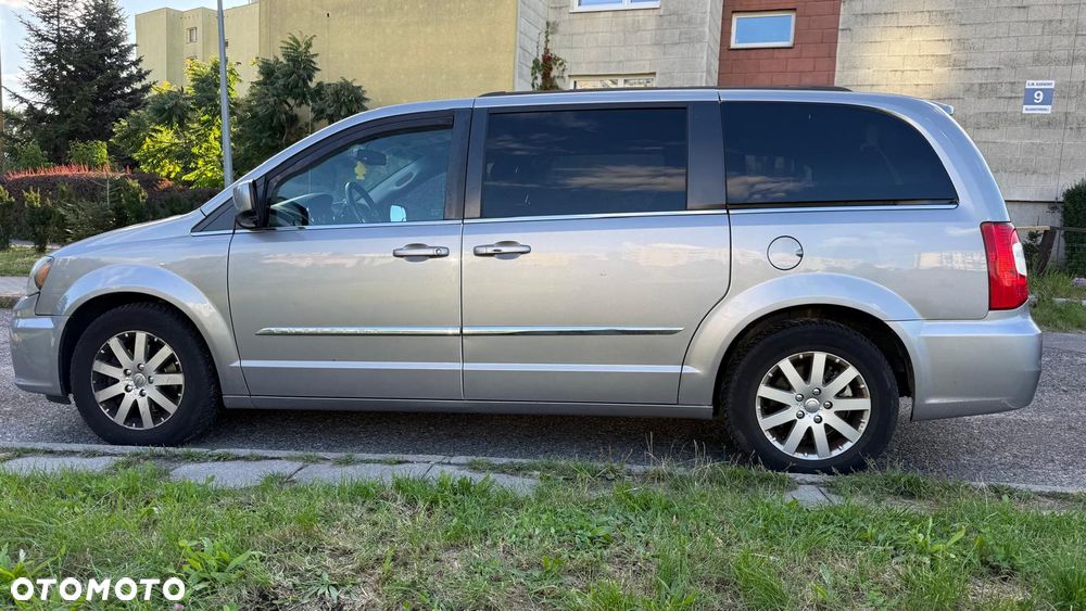 Chrysler Town & Country - 2