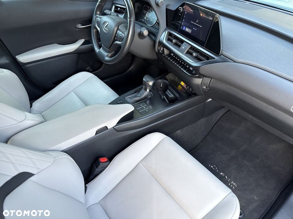 Lexus UX - 10
