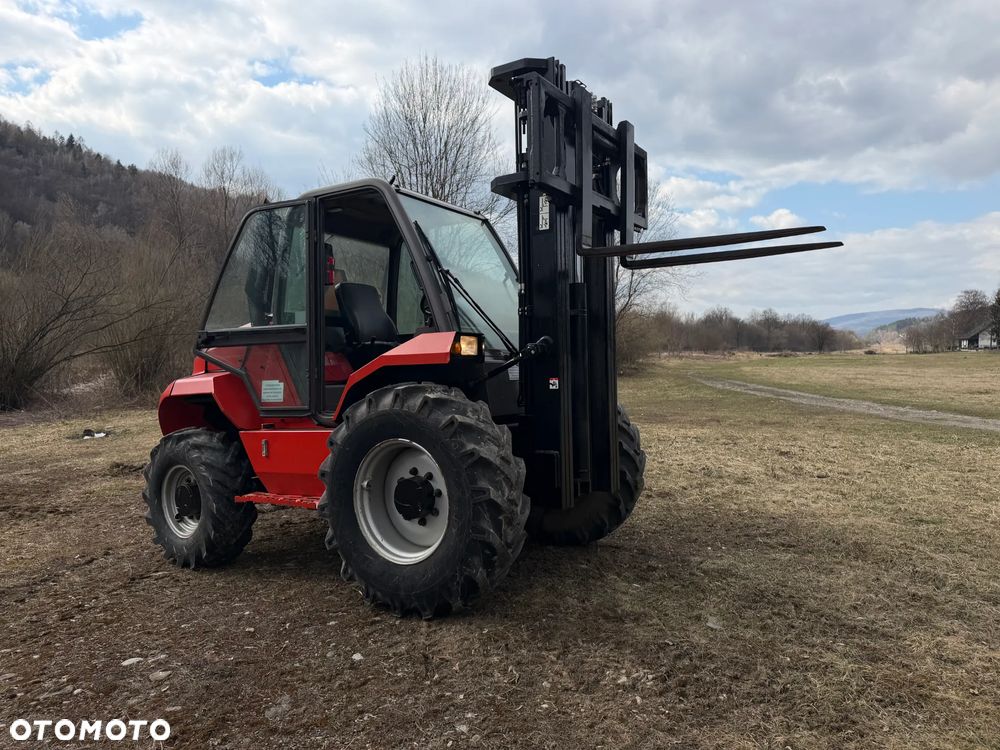 Manitou M30-4 T Wózek Widłowy 4X4 TERENOWY. 1910mtg. Maszyna Jak Nowa! Maszt Triplex WOLNY SKOK! 2016rok. z Norweskiego Gospodarstwa. Silnik PERKINS TURBO 90km. DEKRA Aktualna 2026rok! 3 tony Udzwig! Posuw wideł Hydrauliczny! Jazda REWERS+4 biegi. Ani deka luzów czy wycieków! Zadbana Maszyna! Okazja. Podzespoły jak Nowe tłoczyska suche! 5,5 wys. Podnoszenia - 7