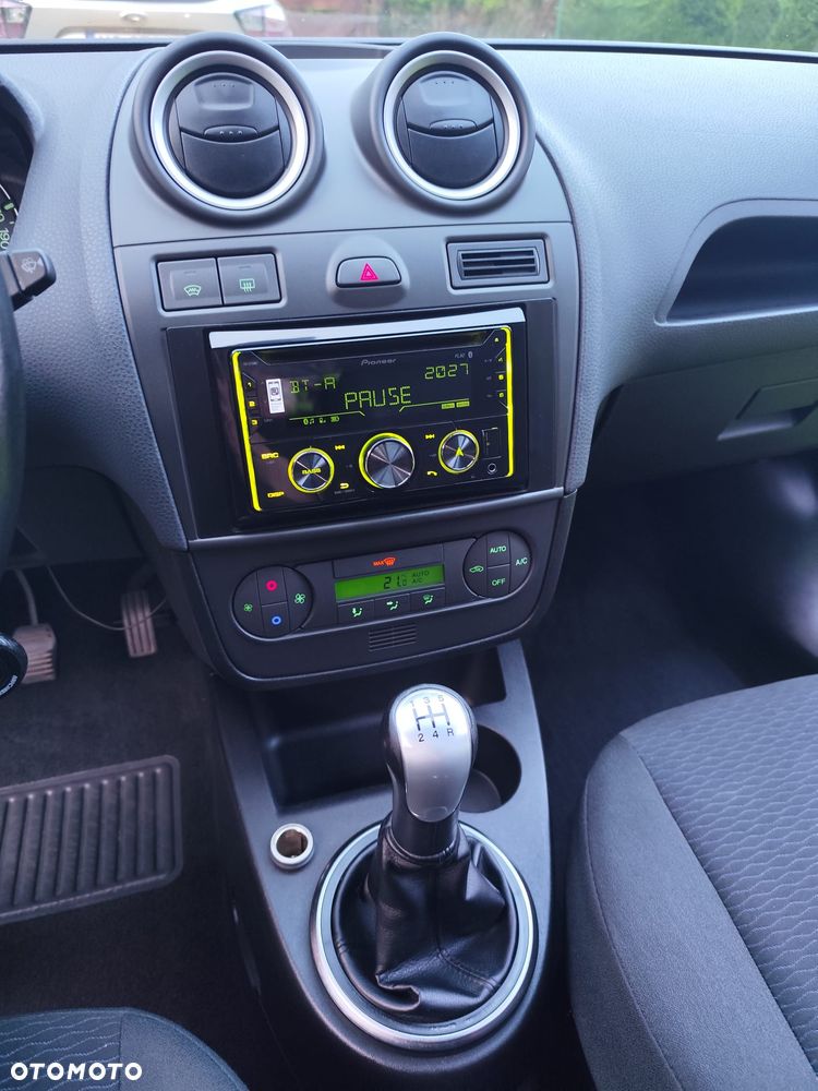 Ford Fiesta 1.4 Ghia - 33