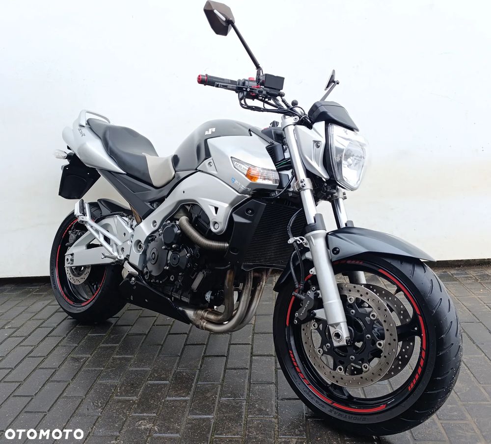 Suzuki GSR - 8