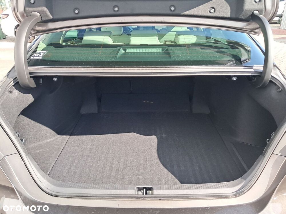 Toyota Camry 2.5 Hybrid Executive CVT - 12