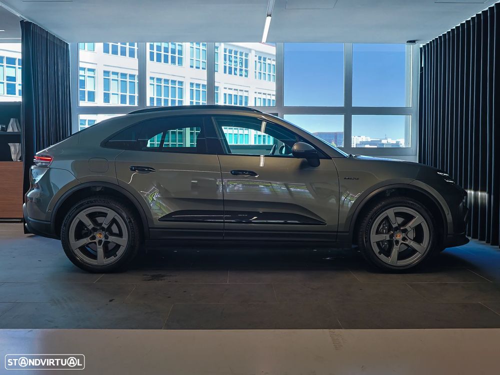 Porsche Macan Electric 4 - 7