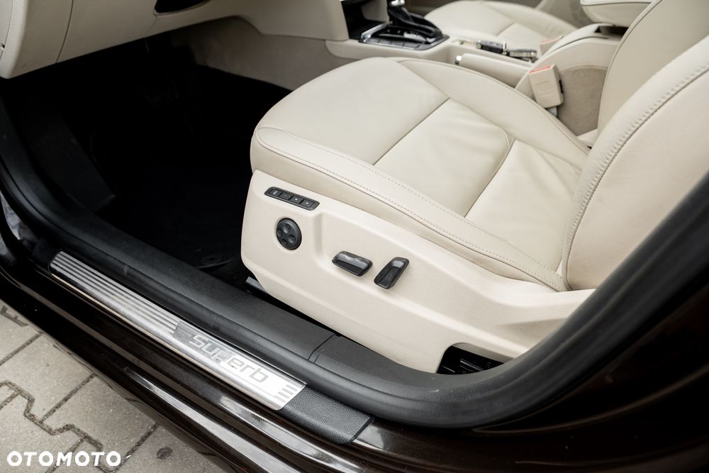 Skoda Superb Combi 3.6 V6 4x4 DSG Elegance - 28