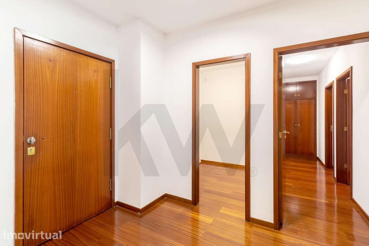 EXCELENTE T2+1 RENOVADO COM LUGAR DE GARAGEM, 2 ELEVADORES, FRENTE AO - Grande imagem: 4/28