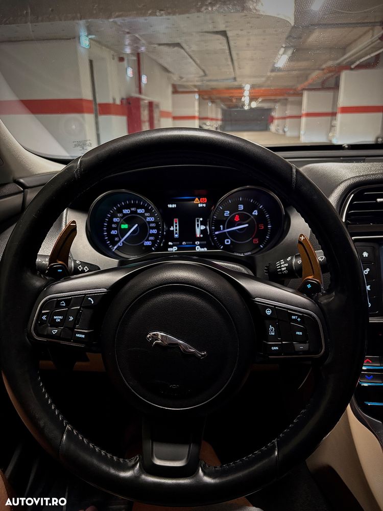 Jaguar XE 2.0 Prestige - 19
