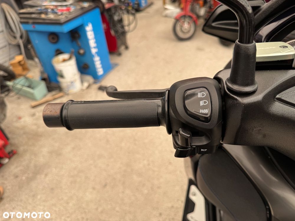 Yamaha X-max - 12
