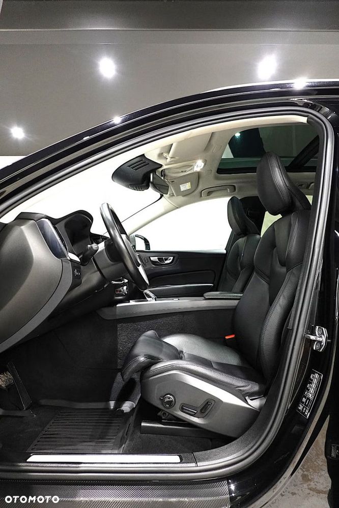 Volvo XC 60 T6 Plug-In Hybrid AWD R-Design - 11