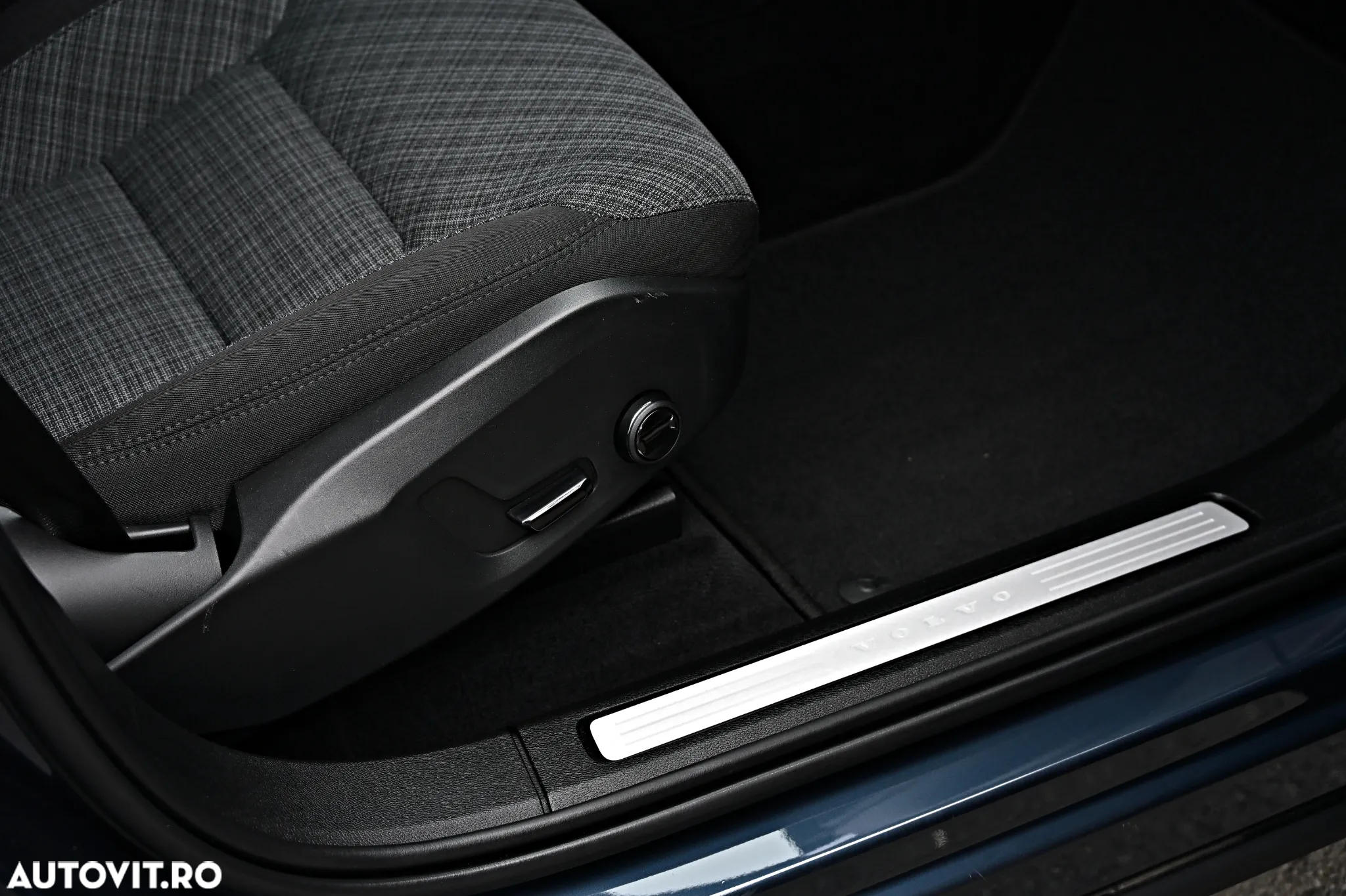 Volvo XC 60 B4 D AWD Geartronic Momentum Pro - 28