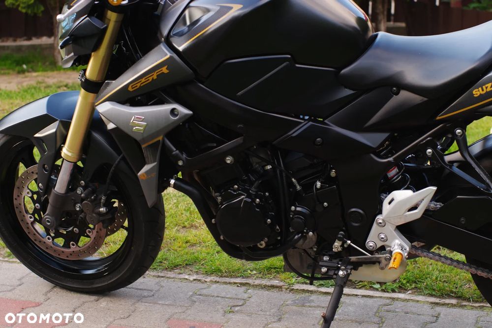 Suzuki GSR - 27