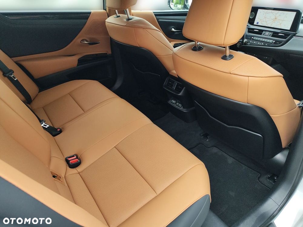 Lexus ES 300h Business Edition - 11