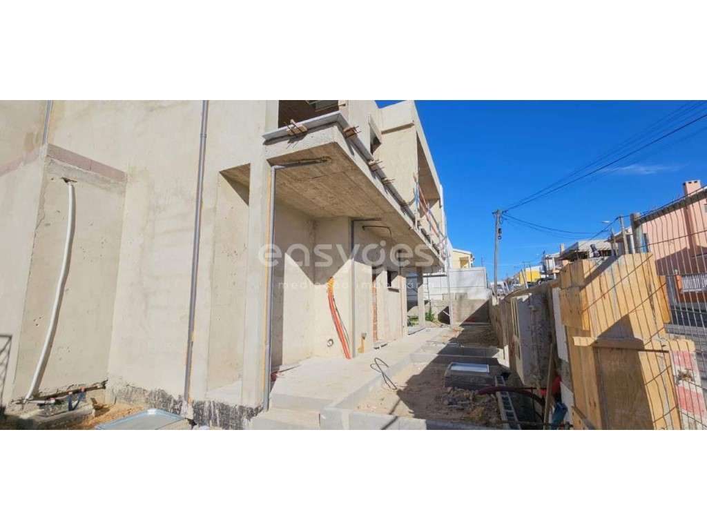Moradia T3+1 em Corroios com Vista Deslumbrante e Piscina - Grande imagem: 3/16
