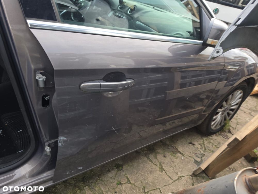 Drzwi  prawy  przód  ford  Mondeo  mk4  lift  w  kolorze  LA - 1