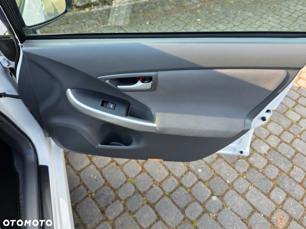 Toyota Prius (Hybrid) - 19