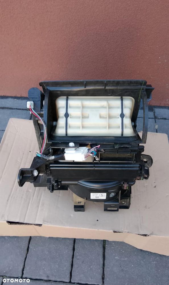 WENTYLATOR NAWIEWU DMUCHAWA silnik OBUDOWA TOYOTA AVENSIS II T25 03-09 - 2