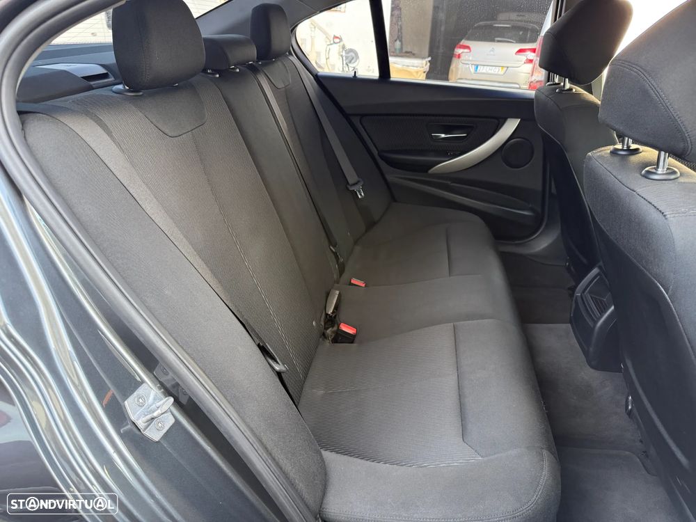 BMW 320 d Advantage - 32