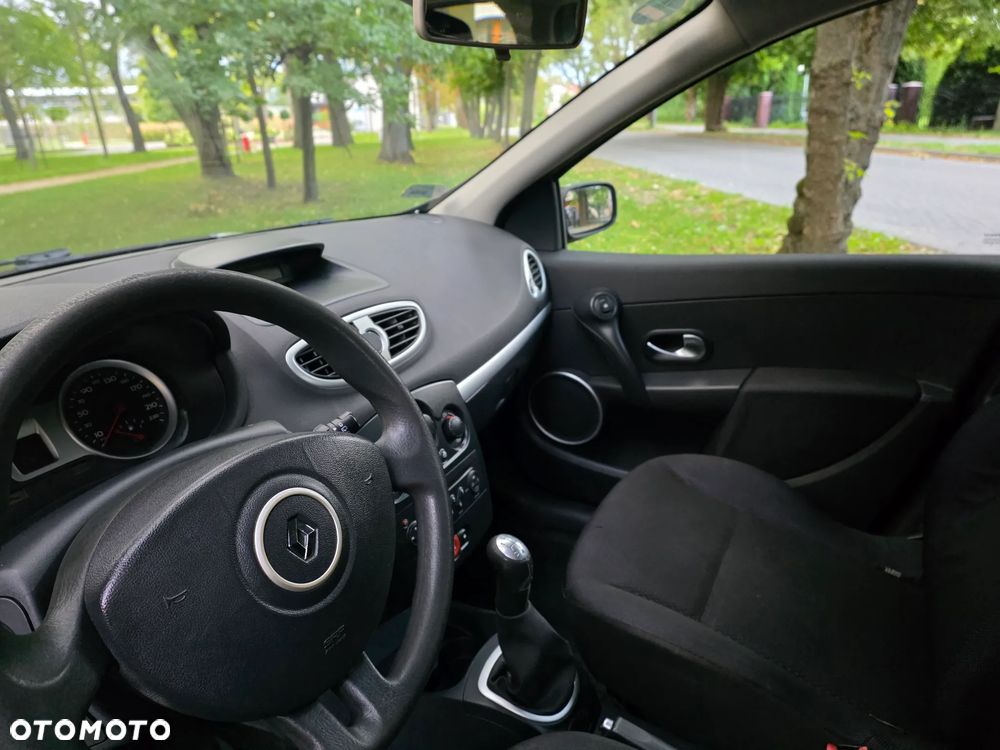 Renault Clio 1.6 16V Expression - 11