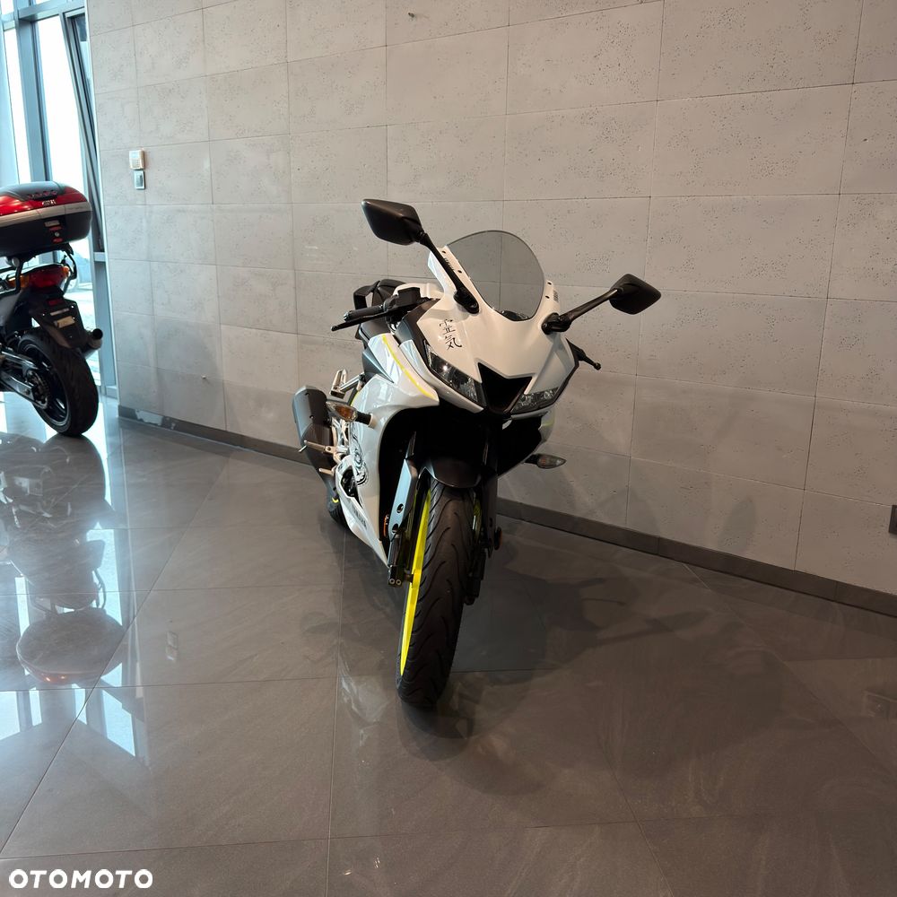Yamaha YZF - 4