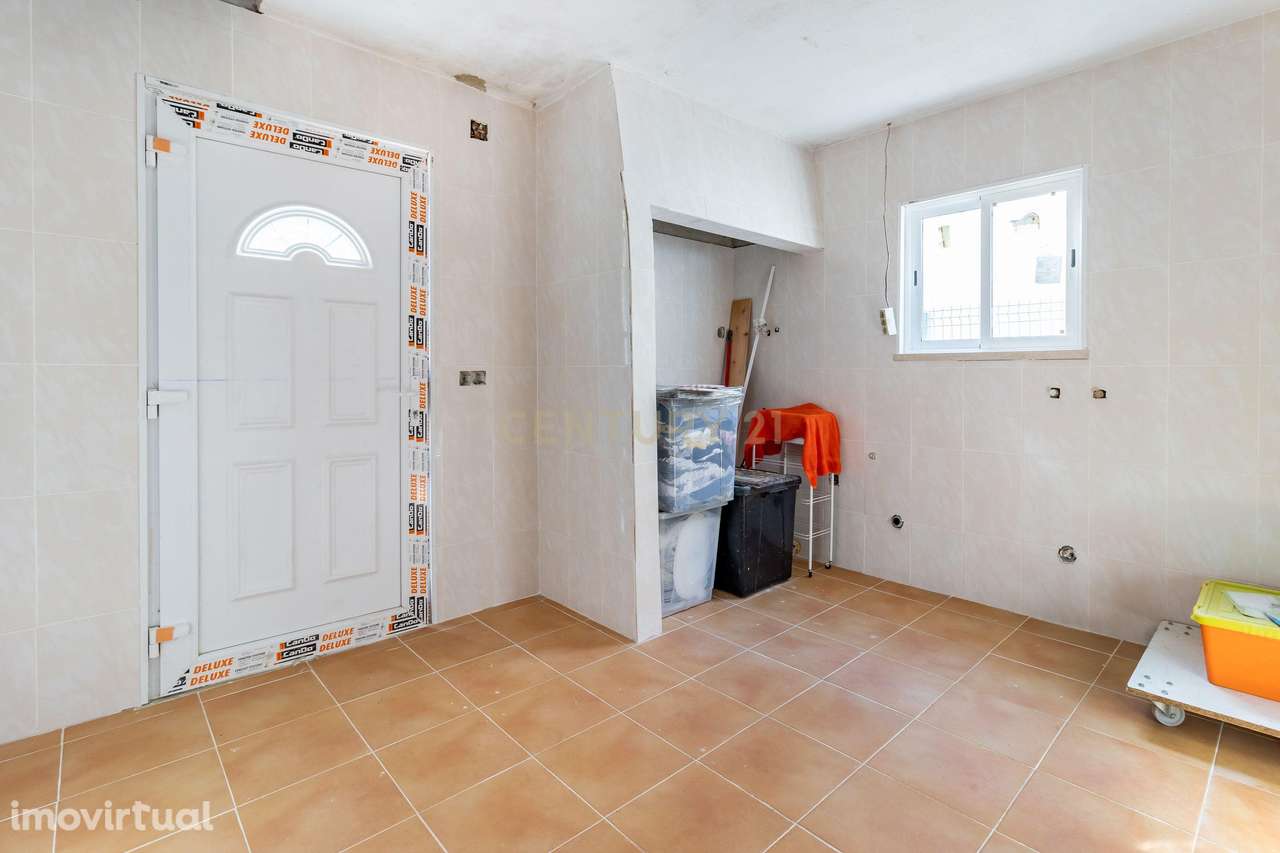 MORADIA T2 EM FASE DE RESTAURO - Grande imagem: 2/12