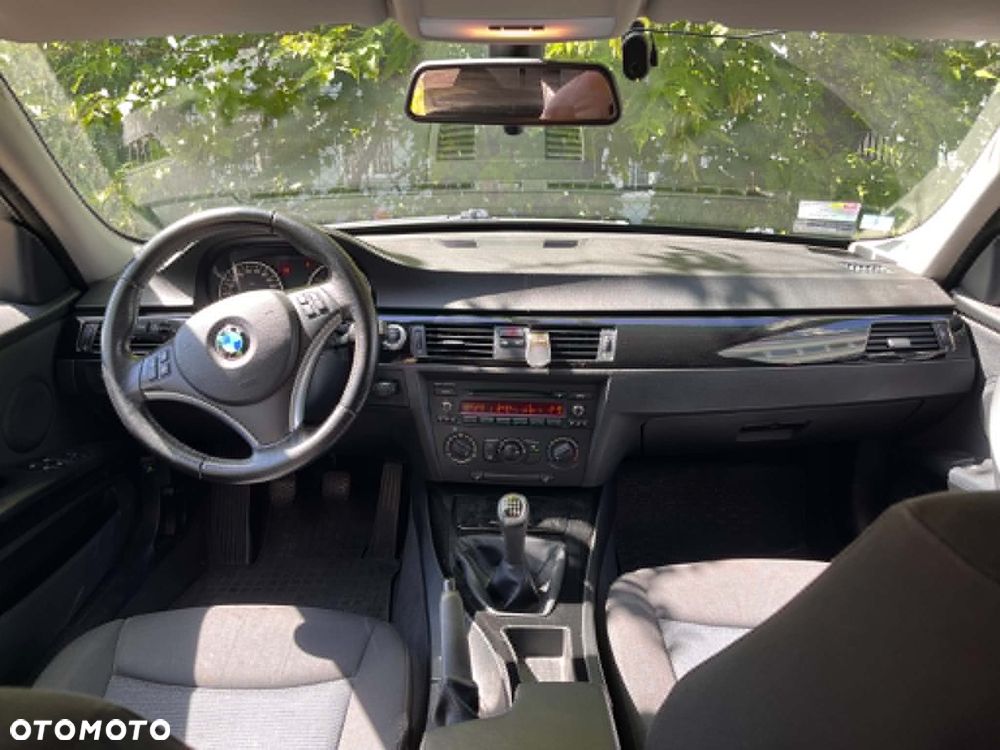 BMW Seria 3 318i - 4