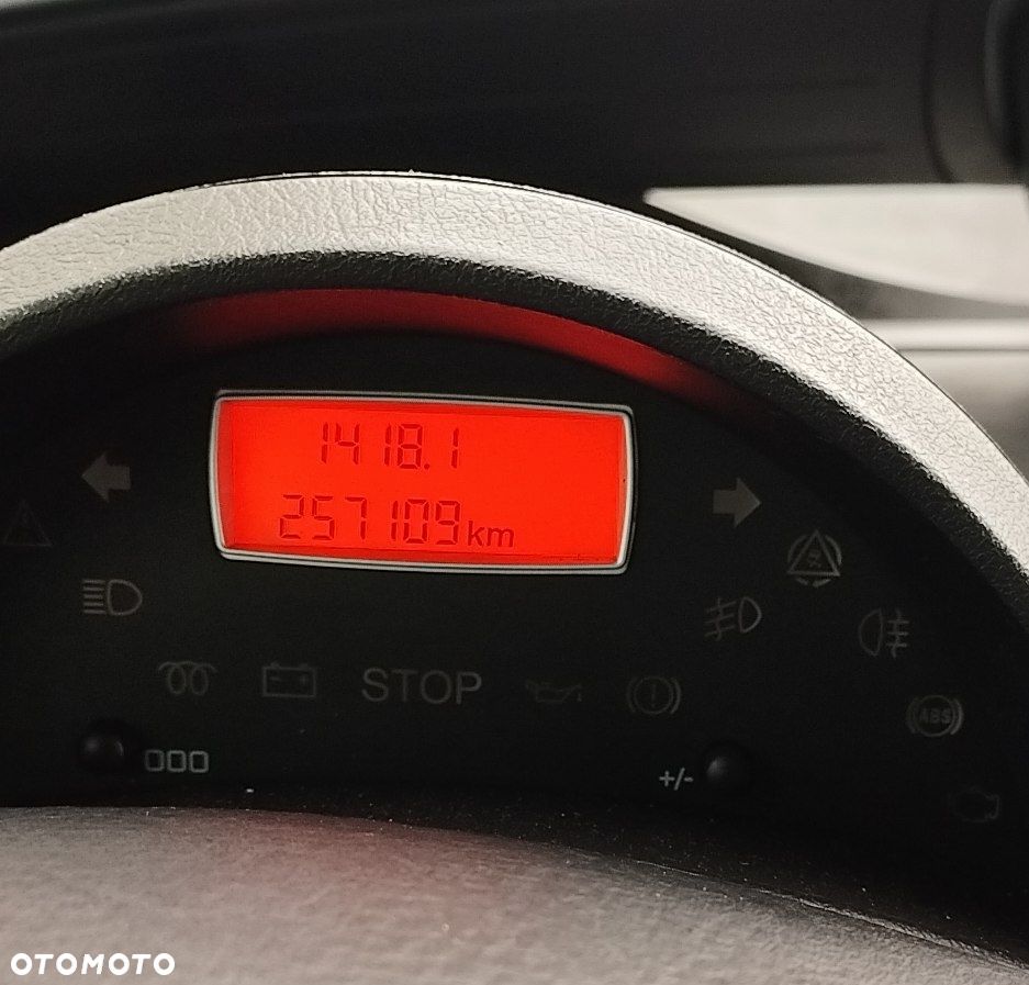 Peugeot 807 HDi 135 Platinum Pullmann - 16