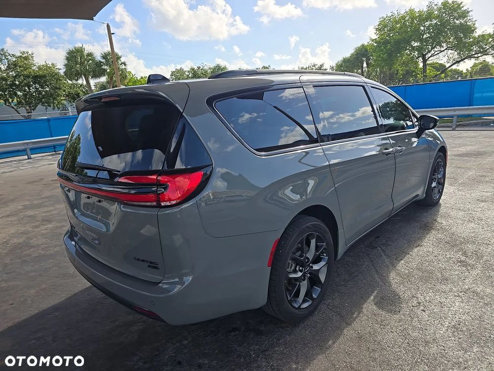 Chrysler Pacifica - 4