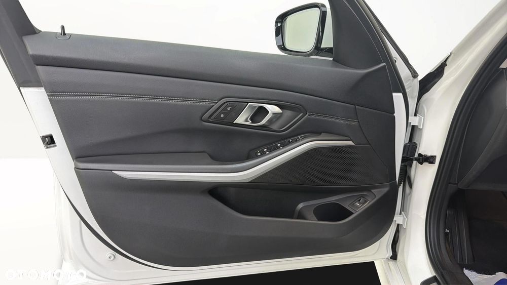 BMW Seria 3 318d mHEV - 11