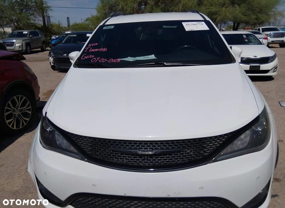 Chrysler Pacifica - 8