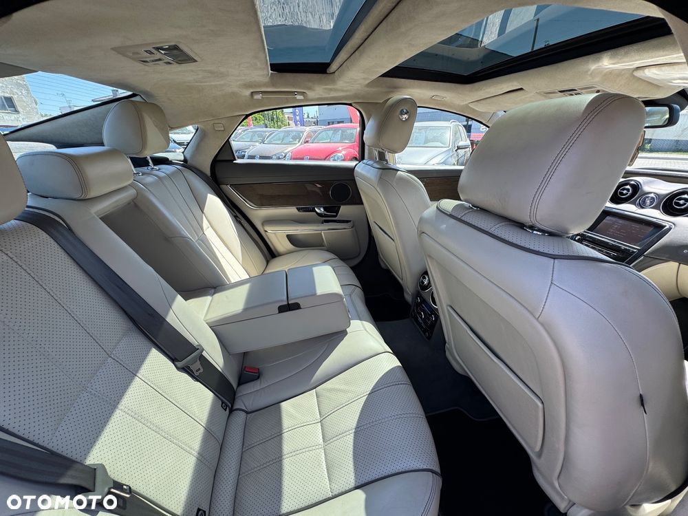 Jaguar XJ 3.0 D V6 LWB Premium Luxury - 30