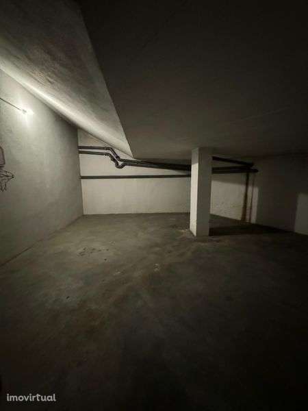 Garagem  com contador eléctrico à parte, fechada com 51 M2 ,Castelo Br - Grande imagem: 4/5