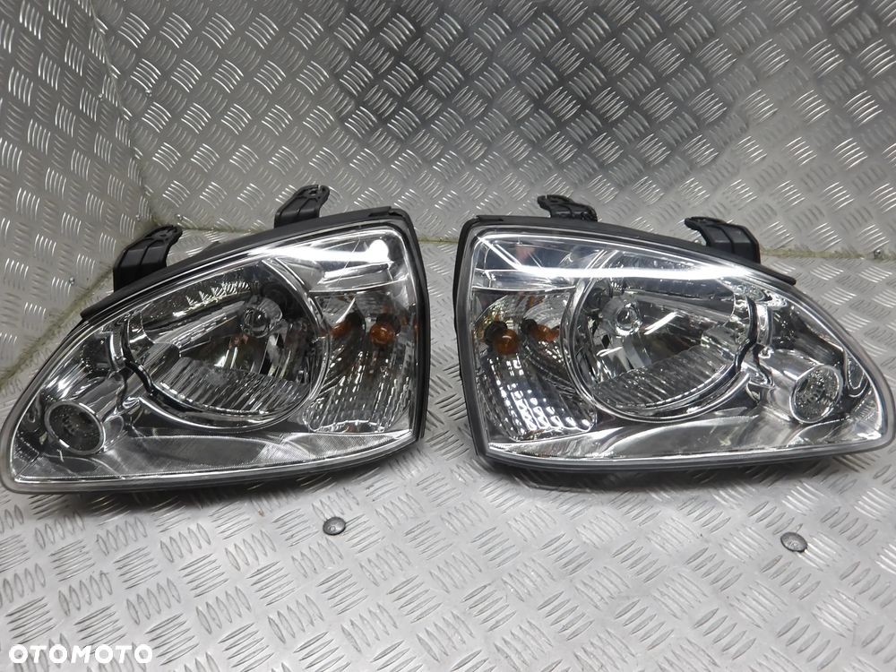 KIA CARENS II 02-06 2.0B LAMPA PRAWA LEWA PRZÓD PRZEDNIA - 1